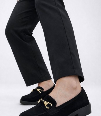 Μαύρο loafer με χρυσή διακριτική αγκράφα