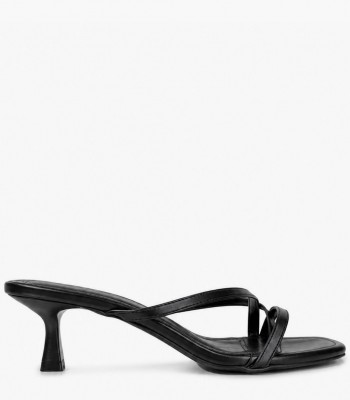 Μαύρο mule πέδιλο με λεπτά λουράκια και kitten heel