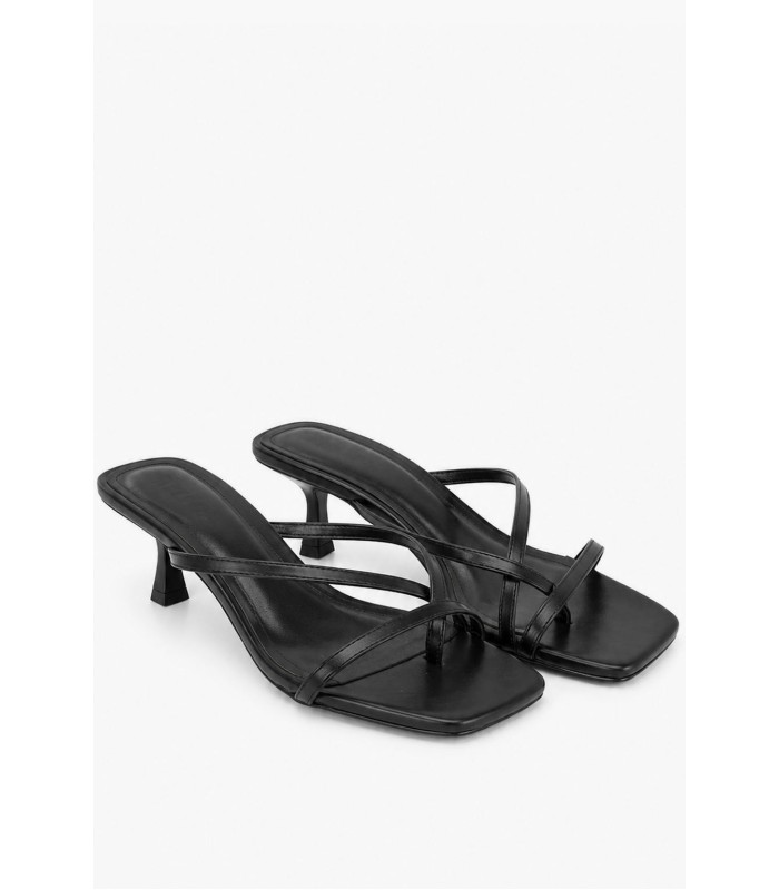 Μαύρο mule πέδιλο με λεπτά λουράκια και kitten heel