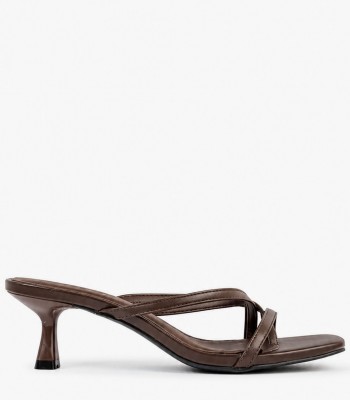 Καφέ mule πέδιλο με λεπτά λουράκια και kitten heel
