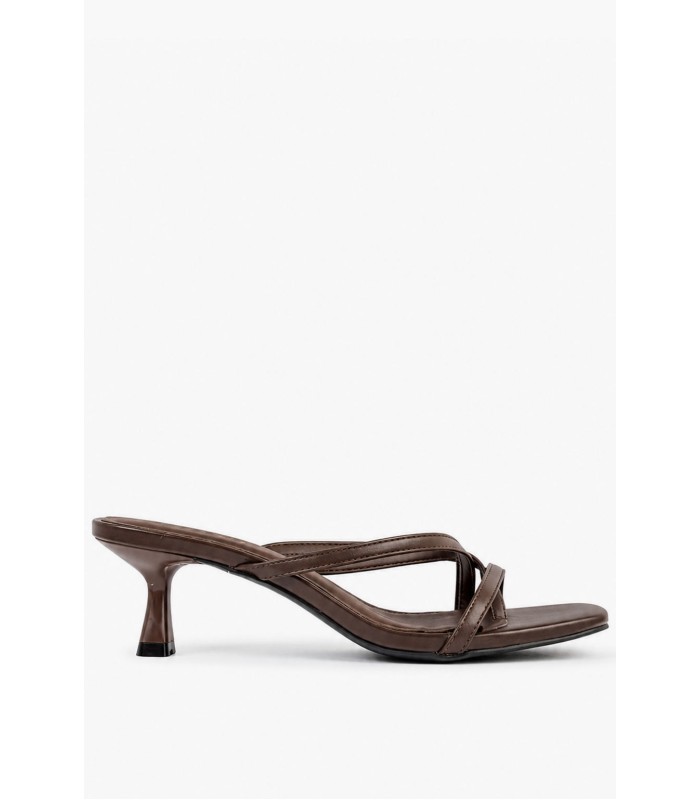 Καφέ mule πέδιλο με λεπτά λουράκια και kitten heel