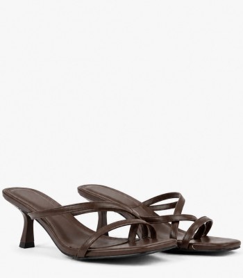 Καφέ mule πέδιλο με λεπτά λουράκια και kitten heel