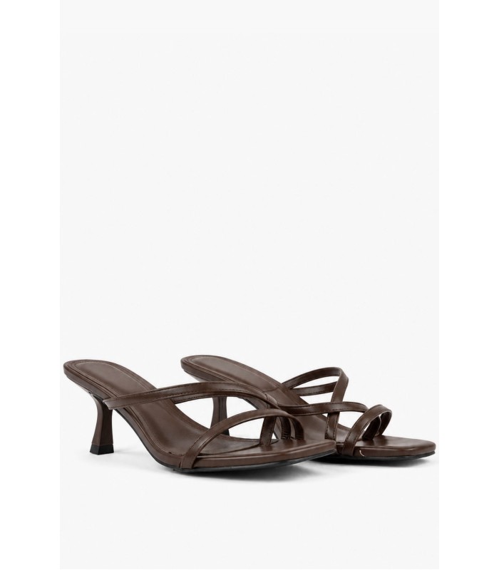 Καφέ mule πέδιλο με λεπτά λουράκια και kitten heel