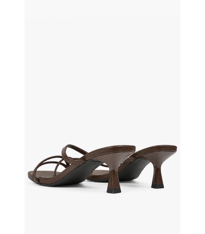 Καφέ mule πέδιλο με λεπτά λουράκια και kitten heel
