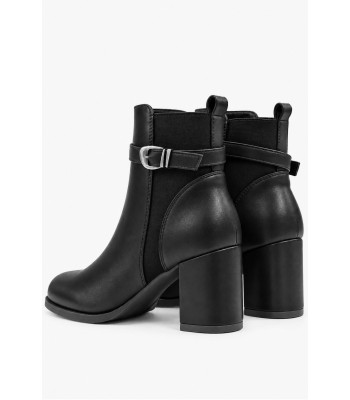 Μαύρα ankle boots με χρυσή αγκράφα και χοντρό τακούνι