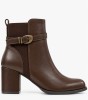 Καφέ ankle boots με χρυσή αγκράφα και χοντρό τακούνι