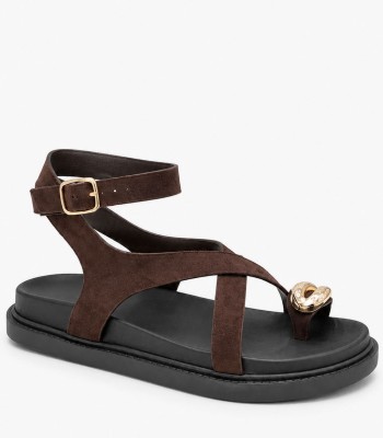 Καφέ σανδάλι με διακοσμητικό toe ring και ανατομικό πάτο