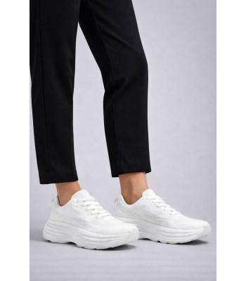 Λευκό υφασμάτινο sneaker με χοντρή σόλα