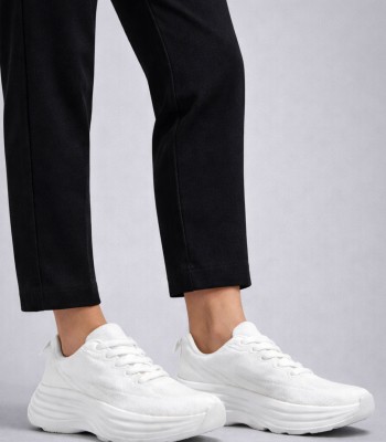 Λευκό υφασμάτινο sneaker με χοντρή σόλα