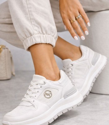 Λευκό sneaker με chunky σόλα και μεταλλικό διακοσμητικό