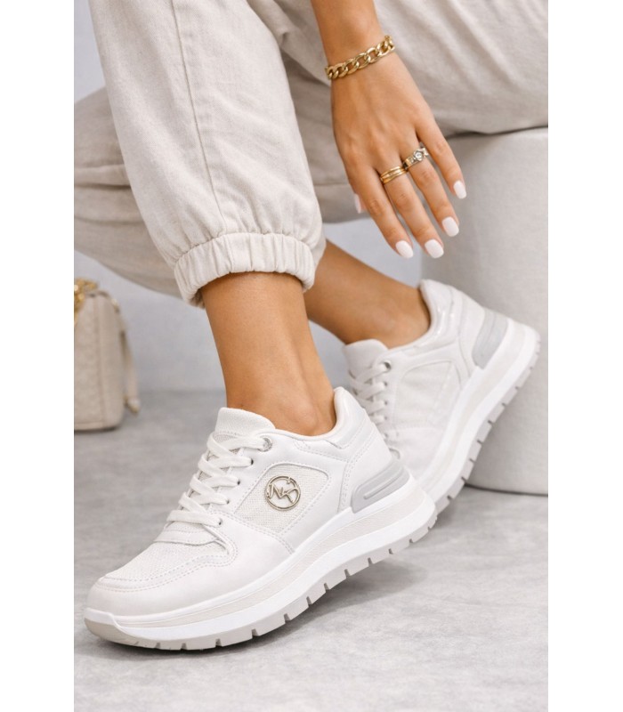 Λευκό sneaker με chunky σόλα και μεταλλικό διακοσμητικό