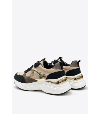 Sneaker με chunky σόλα σε συνδυασμό χρωμάτων μαύρο–μπεζ και μεταλλικές λεπτομέρειες