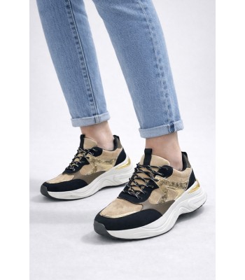 Sneaker με chunky σόλα σε συνδυασμό χρωμάτων μαύρο–μπεζ και μεταλλικές λεπτομέρειες