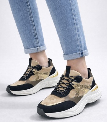 Sneaker με chunky σόλα σε συνδυασμό χρωμάτων μαύρο–μπεζ και μεταλλικές λεπτομέρειες