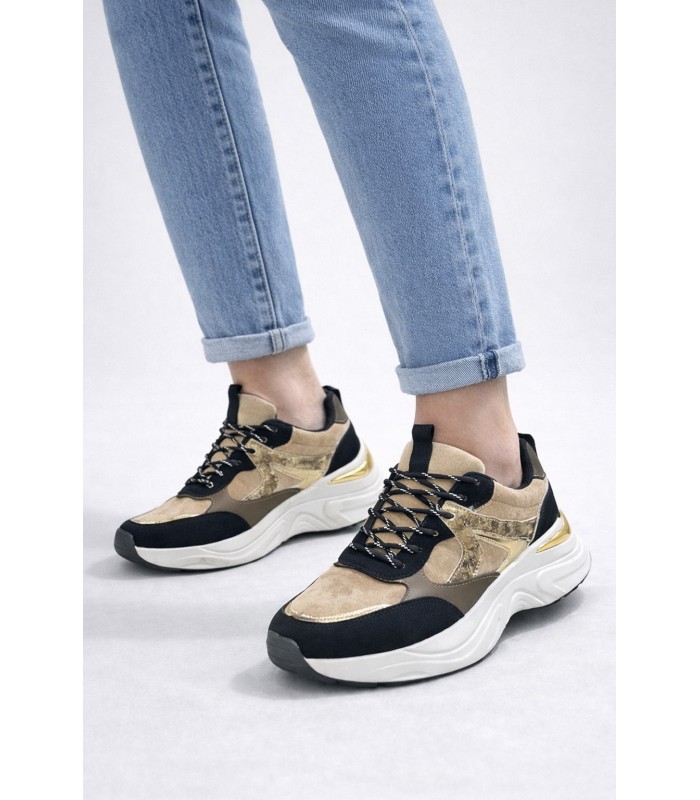 Sneaker με chunky σόλα σε συνδυασμό χρωμάτων μαύρο–μπεζ και μεταλλικές λεπτομέρειες