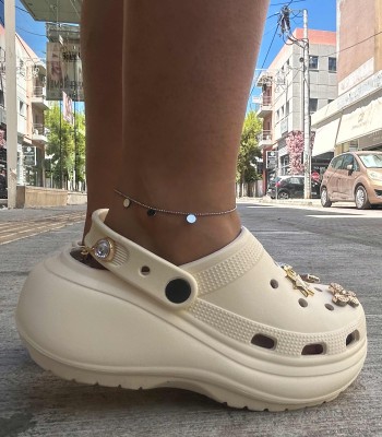 Μπεζ chunky σαμπό με charms και πλατφόρμα