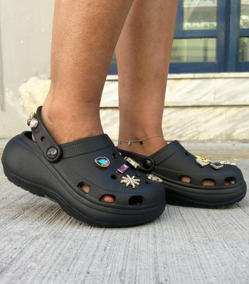 Μαύρο σαμπό με charms και πλατφόρμα