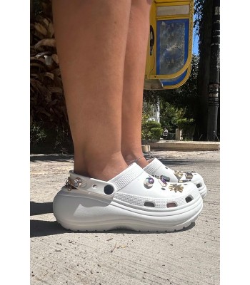 Λευκό chunky σαμπό με charms και πλατφόρμα