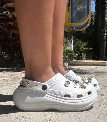 Λευκό chunky σαμπό με charms και πλατφόρμα