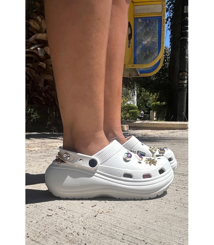 Λευκό chunky σαμπό με charms και πλατφόρμα