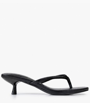 Μαύρα mules με διχάλα και kitten heel