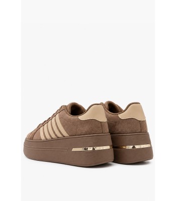 Καφέ sneakers suede με ψηλή platform σόλα και χρυσές λεπτομέρειες