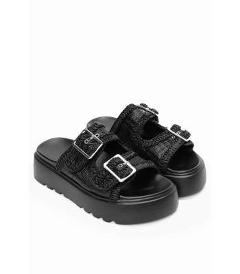 Flatform σανδάλι σε μαύρο χρώμα με διπλή αγκράφα και ανάγλυφη πλέξη