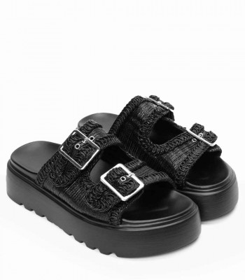 Flatform σανδάλι σε μαύρο χρώμα με διπλή αγκράφα και ανάγλυφη πλέξη