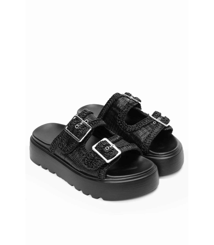 Flatform σανδάλι σε μαύρο χρώμα με διπλή αγκράφα και ανάγλυφη πλέξη