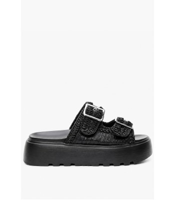 Flatform σανδάλι σε μαύρο χρώμα με διπλή αγκράφα και ανάγλυφη πλέξη