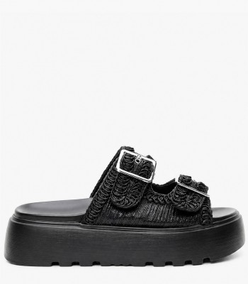 Flatform σανδάλι σε μαύρο χρώμα με διπλή αγκράφα και ανάγλυφη πλέξη