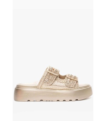 Flatform σανδάλι σε χρυσό χρώμα με διπλή αγκράφα και ανάγλυφη πλέξη