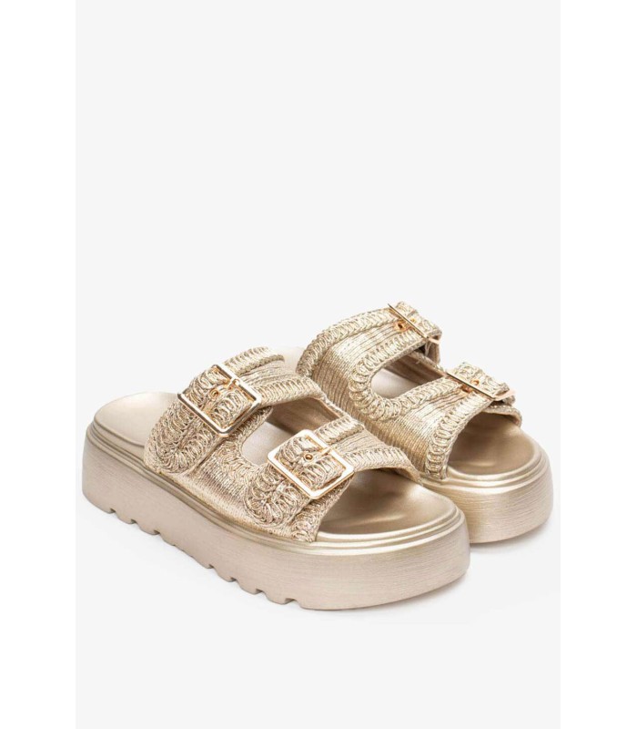 Flatform σανδάλι σε χρυσό χρώμα με διπλή αγκράφα και ανάγλυφη πλέξη