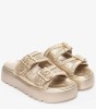 Flatform σανδάλι σε χρυσό χρώμα με διπλή αγκράφα και ανάγλυφη πλέξη