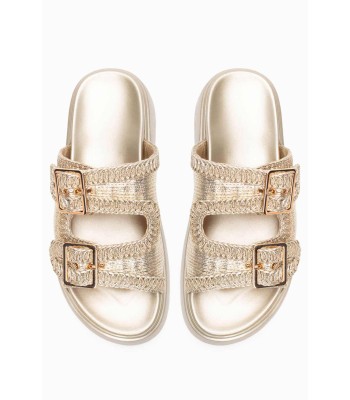 Flatform σανδάλι σε χρυσό χρώμα με διπλή αγκράφα και ανάγλυφη πλέξη