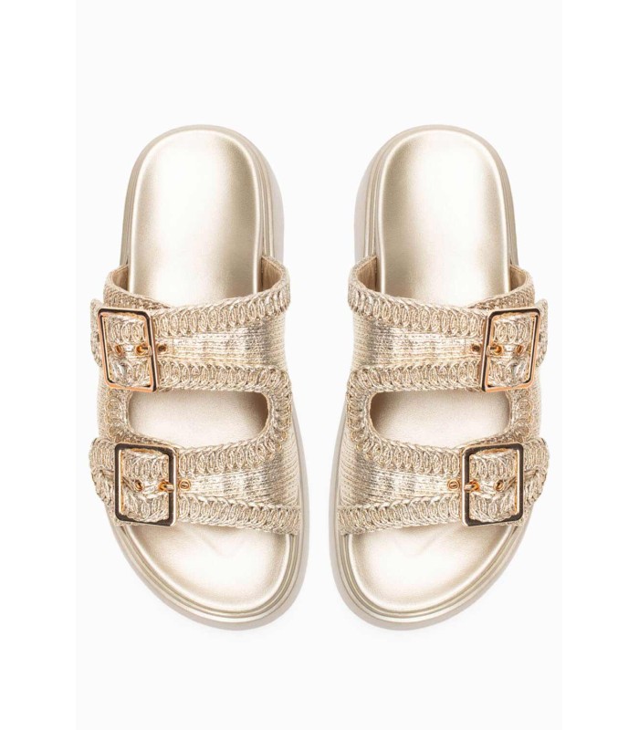 Flatform σανδάλι σε χρυσό χρώμα με διπλή αγκράφα και ανάγλυφη πλέξη