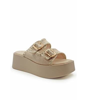 Flatform σε μπεζ χρώμα με πλεκτή υφή και μεταλλικές αγκράφες