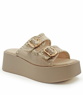 Flatform σε μπεζ χρώμα με πλεκτή υφή και μεταλλικές αγκράφες