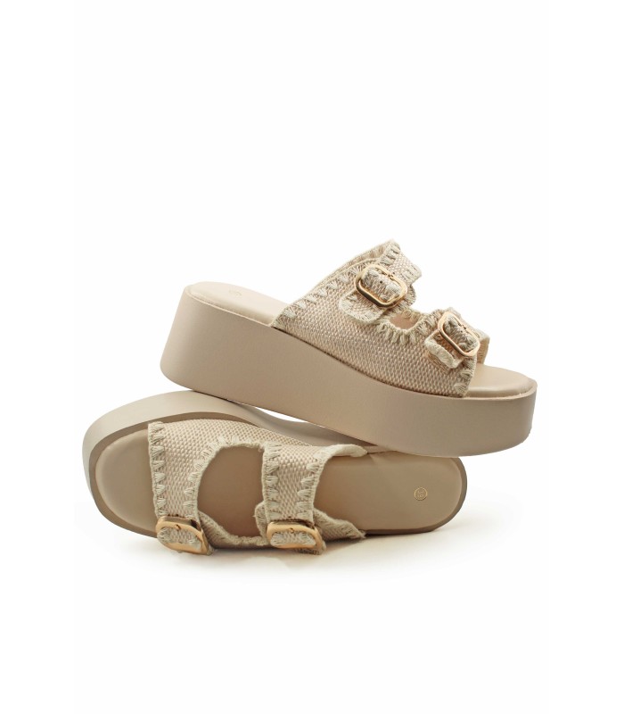 Flatform σε μπεζ χρώμα με πλεκτή υφή και μεταλλικές αγκράφες