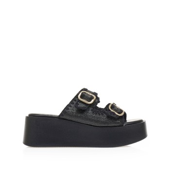 Flatform σε μαύρο χρώμα με πλεκτή υφή και μεταλλικές αγκράφες
