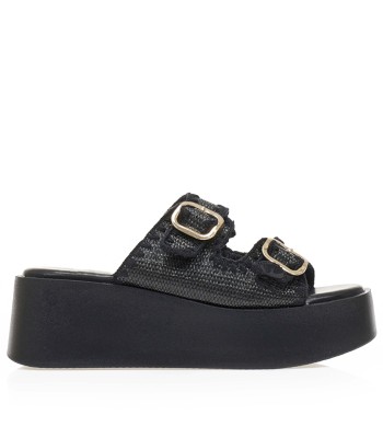 Flatform σε μαύρο χρώμα με πλεκτή υφή και μεταλλικές αγκράφες
