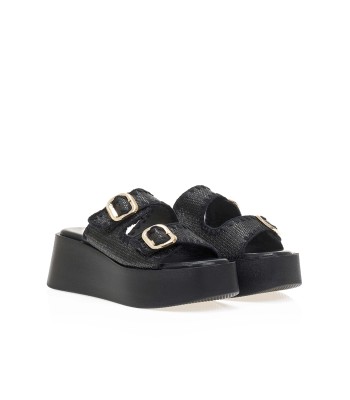 Flatform σε μαύρο χρώμα με πλεκτή υφή και μεταλλικές αγκράφες