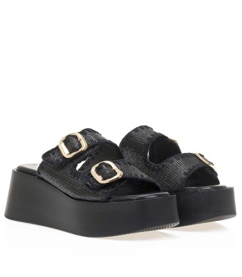 Flatform σε μαύρο χρώμα με πλεκτή υφή και μεταλλικές αγκράφες
