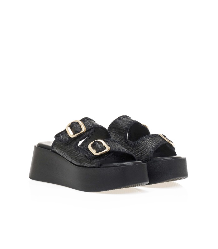 Flatform σε μαύρο χρώμα με πλεκτή υφή και μεταλλικές αγκράφες