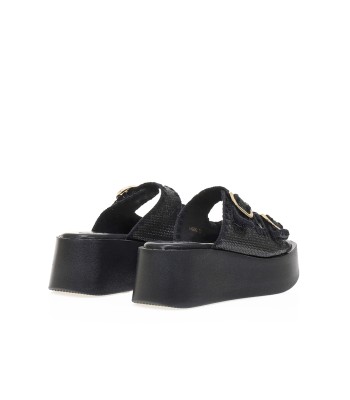 Flatform σε μαύρο χρώμα με πλεκτή υφή και μεταλλικές αγκράφες