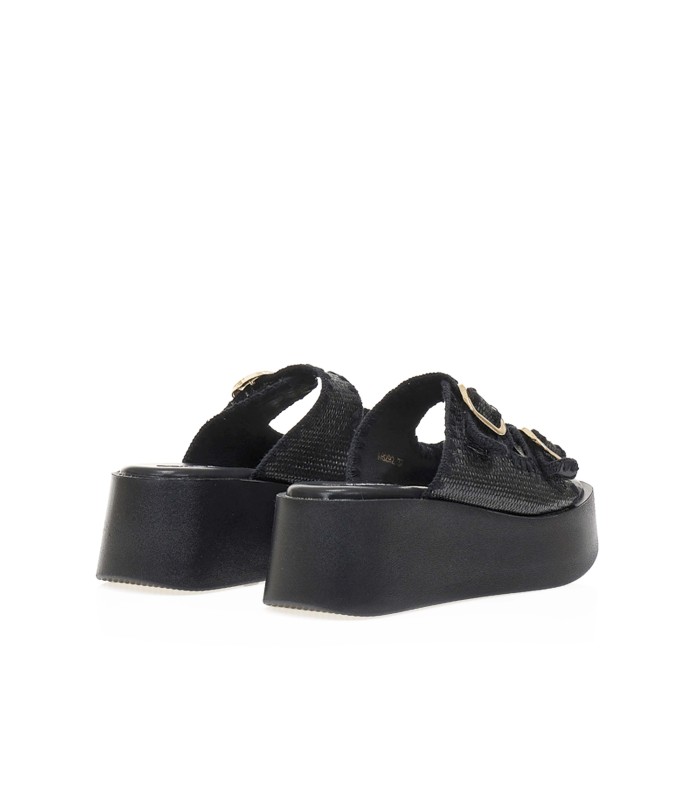 Flatform σε μαύρο χρώμα με πλεκτή υφή και μεταλλικές αγκράφες