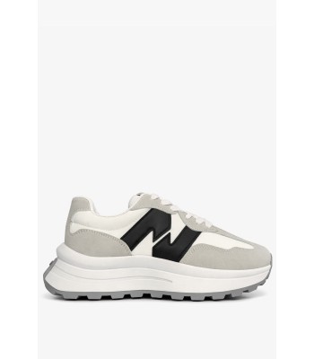 Λευκό sneaker με chunky σόλα και μαύρο σχέδιο στο πλάι