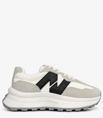 Λευκό sneaker με chunky σόλα και μαύρο σχέδιο στο πλάι