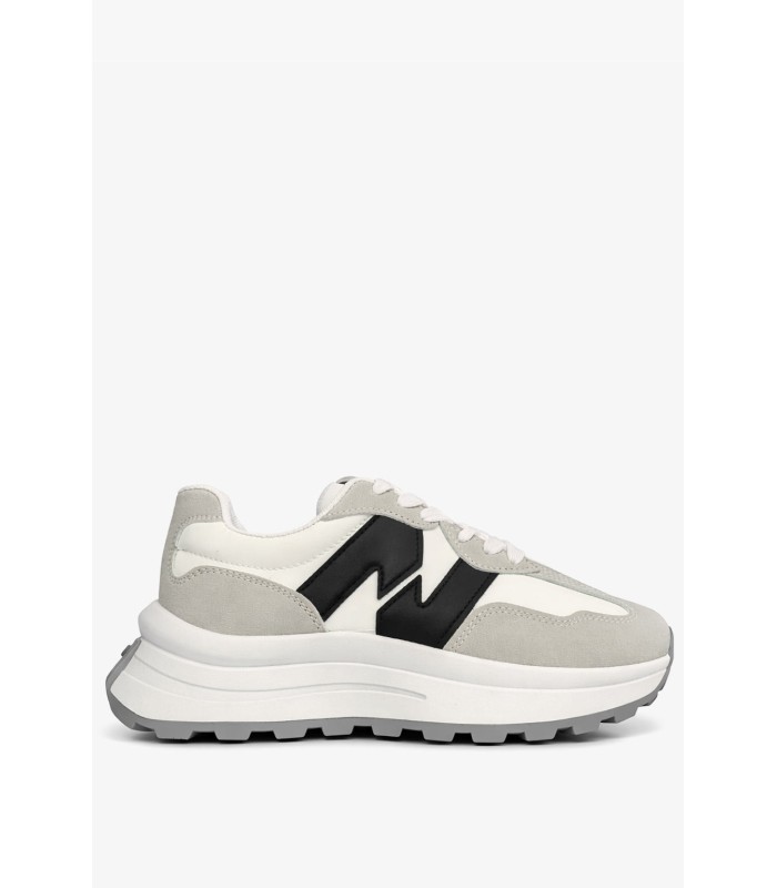 Λευκό sneaker με chunky σόλα και μαύρο σχέδιο στο πλάι