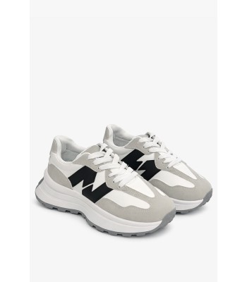 Λευκό sneaker με chunky σόλα και μαύρο σχέδιο στο πλάι